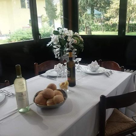 Mambly B&B Ristorante Pizzeria Galliate Екстер'єр фото